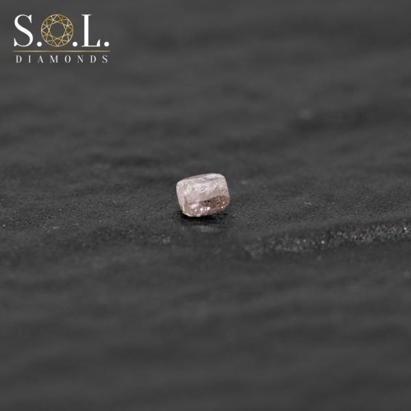 Diamant o velikostí 0,14ct. Fancy Light Pink/I2